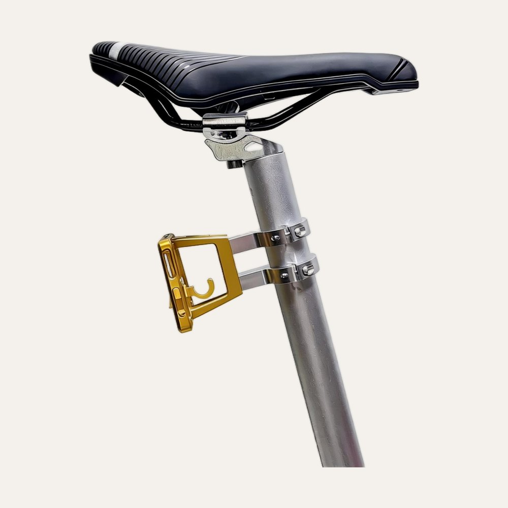 Luggage block angled downward behind the saddle