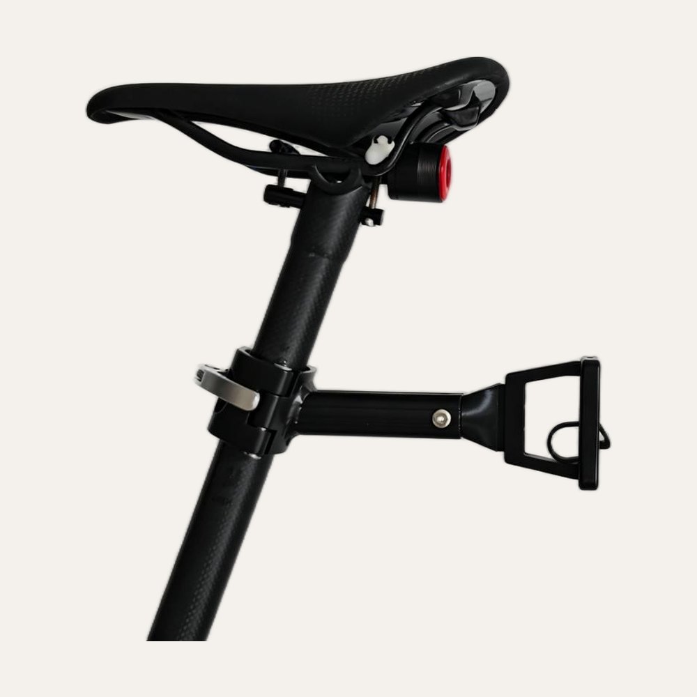 Seatpost Hugger block sitting level behind the saddle