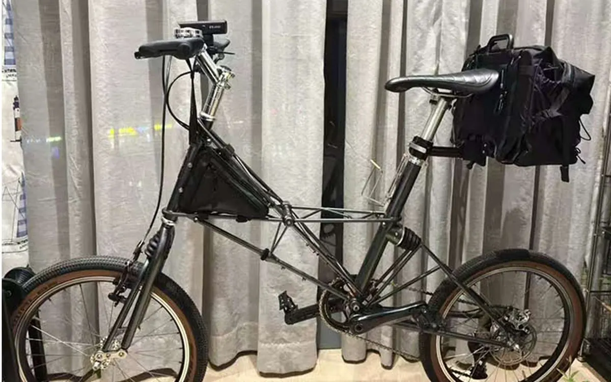 Minivelo with a black gear bag mounted behind the saddle